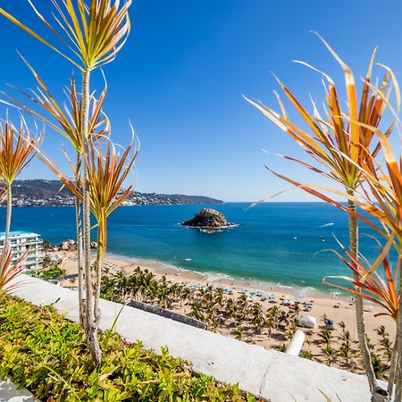 Emporio Acapulco Hotel Екстериор снимка View of the beach from the hotel