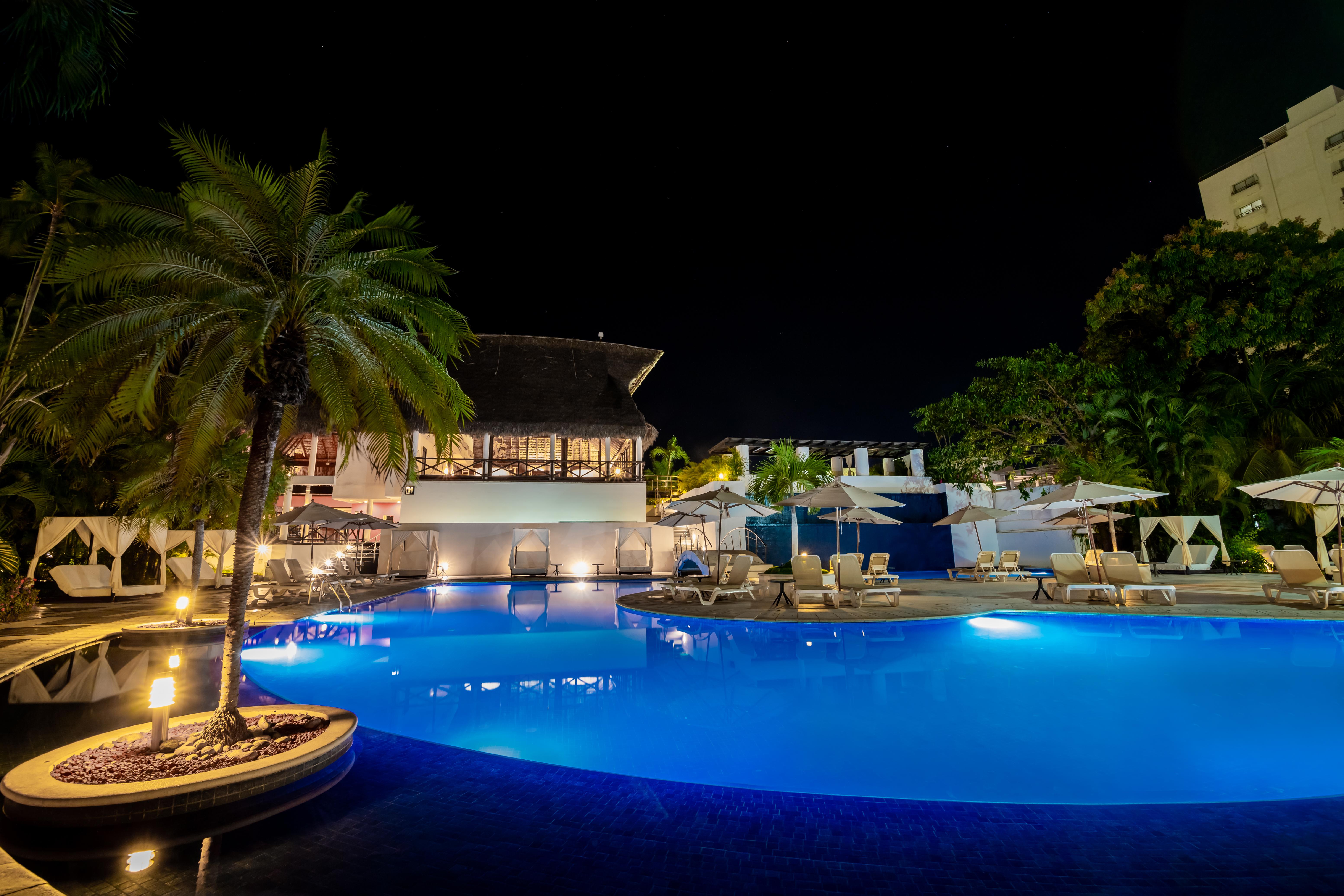 Emporio Acapulco Hotel Екстериор снимка The pool at the Royal Thai Beach Hotel