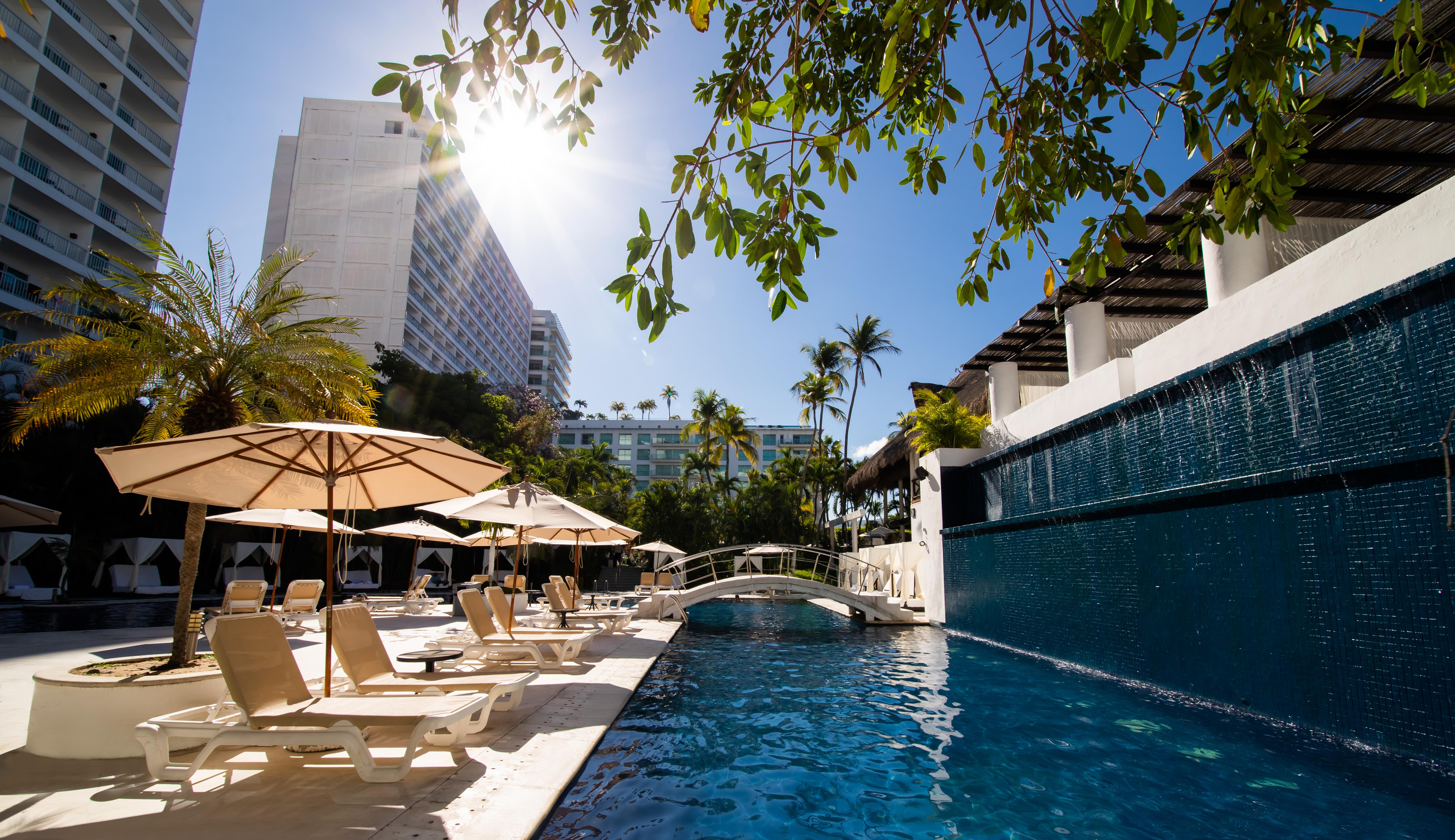 Emporio Acapulco Hotel Екстериор снимка The pool at the Fontainebleau