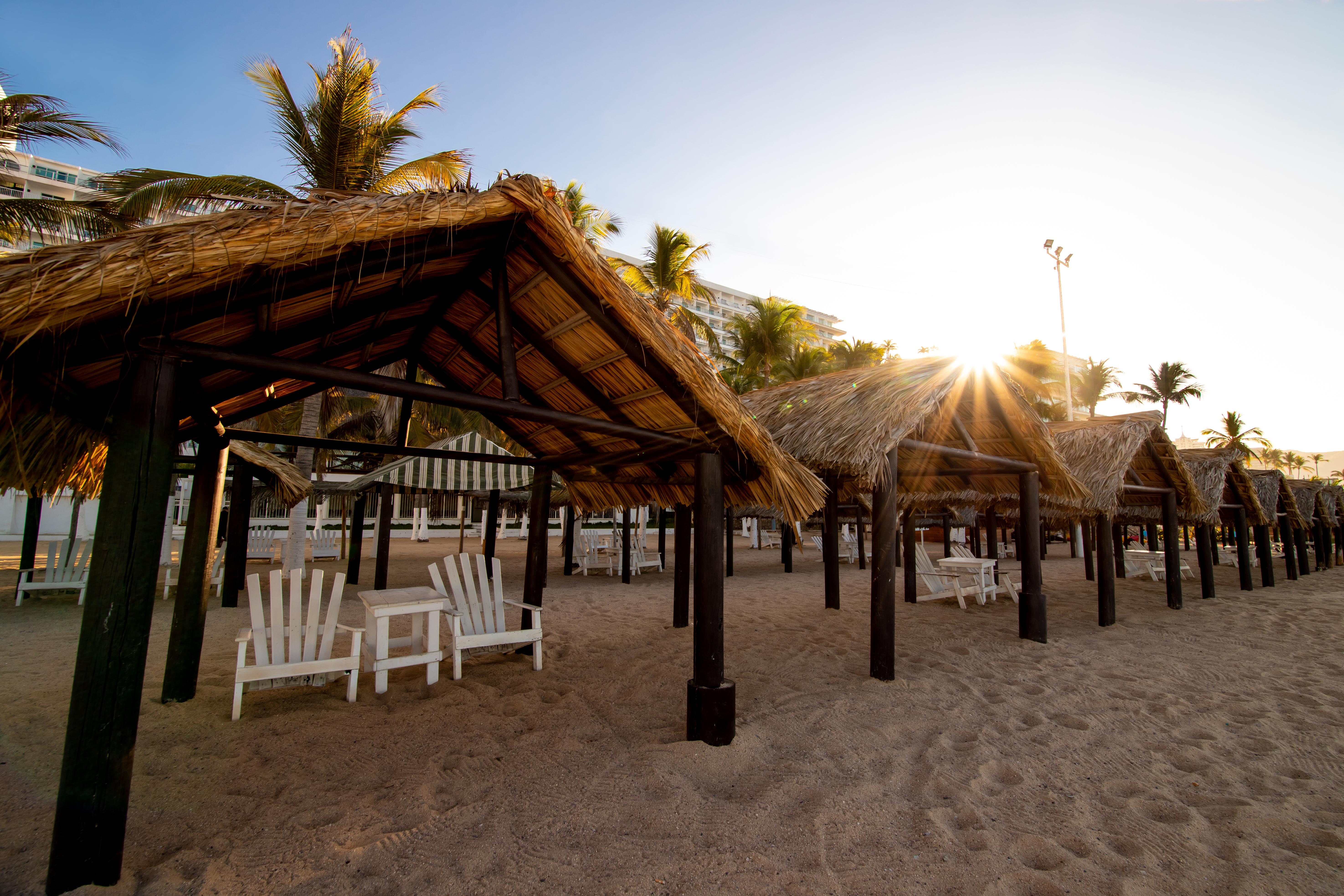 Emporio Acapulco Hotel Екстериор снимка The beach at the resort