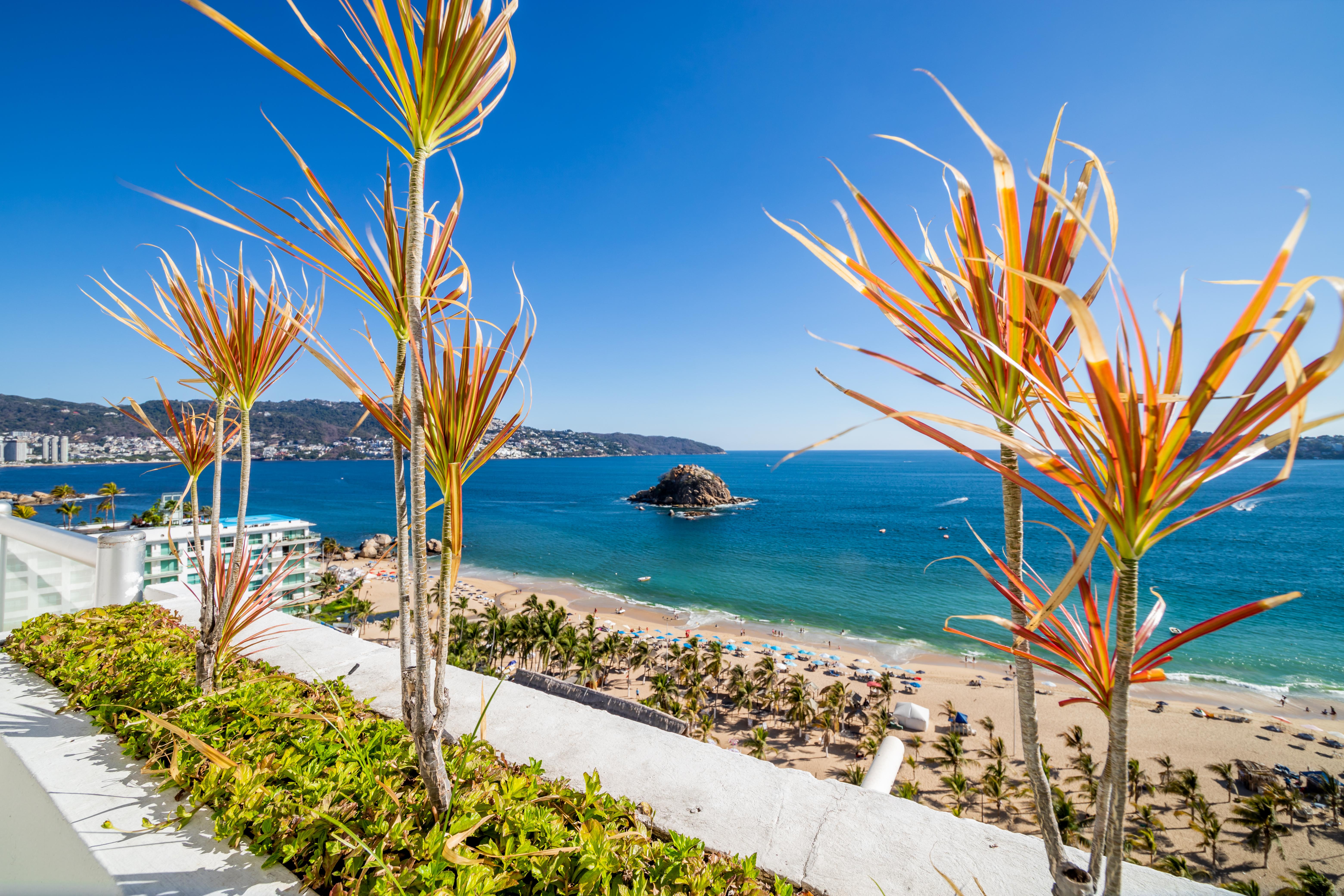 Emporio Acapulco Hotel Екстериор снимка View of the beach from the hotel